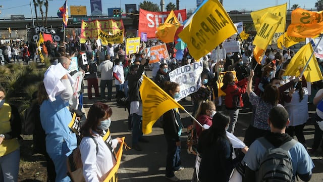 Gremios cortaron la calle en el Nudo Vial en rechazo al aumento salarial por decreto. Ignacio Blanco / Los Andes