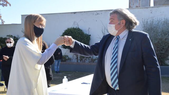 Anabel Fernández Sagasti y José Luis Ramón sellando la alianza y el ingreso del abogado de Protectora al Frente de Todos en Mendoza. Foto: Prensa Frente de Todos