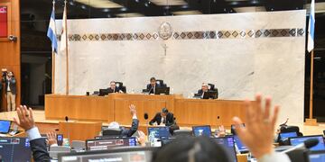 El cuerpo legislativo avaló el DNU que alcanza al Ejecutivo y al Concejo Deliberante, mientras avanza la designación del C.P.N. Guillermo Norry como interventor.