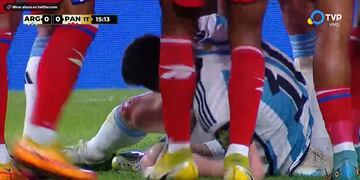 Amonestado Kevin Galván en Panama por una fuerte patada a Lionel Messi.