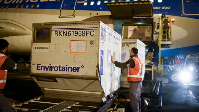 Nuevas dosis de la vacuna contra el coronavirus arribando a la Argentina. (Presidencia)