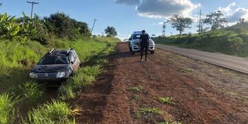 Encuentran un auto volcado pero sin ocupantes en Pozo Azul.