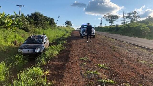 Encuentran un auto volcado pero sin ocupantes en Pozo Azul.