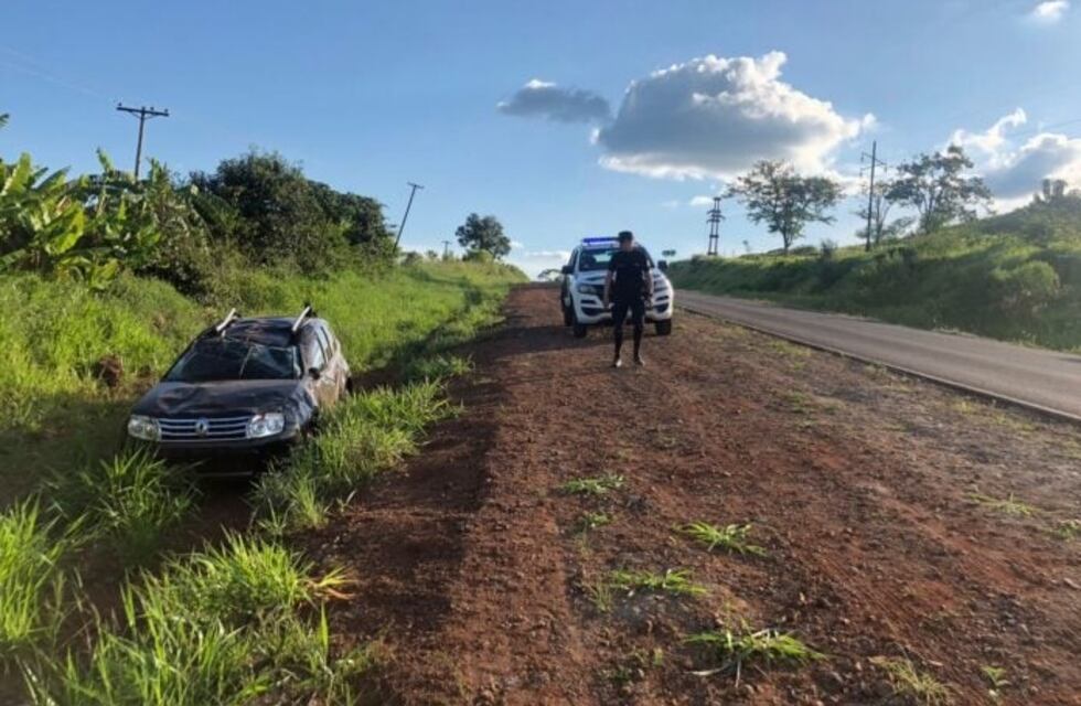 Encuentran un auto volcado pero sin ocupantes en Pozo Azul