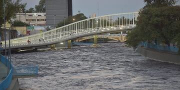El río Suquía creció como consecuencia de las intensas lluvias y la apertura de las válvulas en el Lago San Roque.