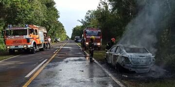 Puerto Iguazú: incendio de un vehículo sobre la Ruta Nacional N°12. Gentileza: Norma Devechi