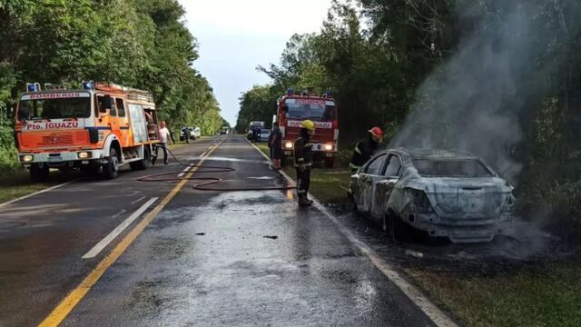 Puerto Iguazú: incendio de un vehículo sobre la Ruta Nacional N°12. Gentileza: Norma Devechi