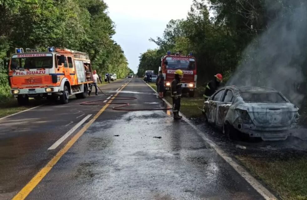Puerto Iguazú: incendio de un vehículo sobre la Ruta Nacional N°12