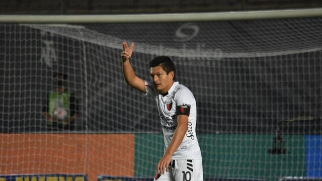 El tucumano se llevó una tarjeta amarilla antes del entretiempo.