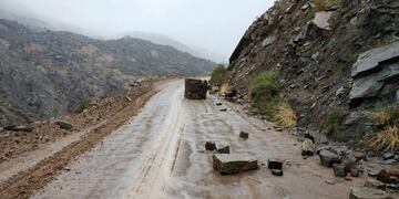El camino del Cañón del Atuel está cortado por desmoronamientos.