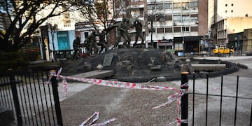 Robaron el portón del Monumento a los Héroes de Malvinas en la plaza de la Intendencia, Córdoba. (Pedro Castillo/ La Voz)