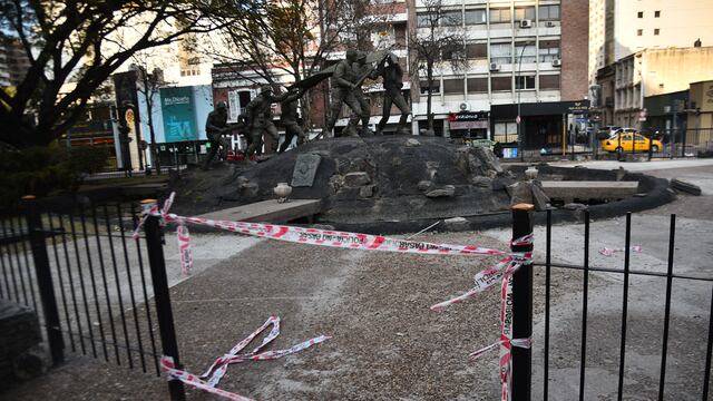 Robaron el portón del Monumento a los Héroes de Malvinas en la plaza de la Intendencia, Córdoba. (Pedro Castillo/ La Voz)