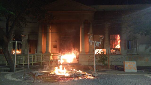 La Legislatura de Mendoza sufrió incendios a partir del lanzamiento de molotovs por parte de un grupo de manifestantes. (Mariana Villa / Los Andes)
