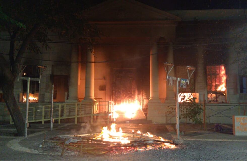 Manifestantes también provocaron destrozos en la Legislatura