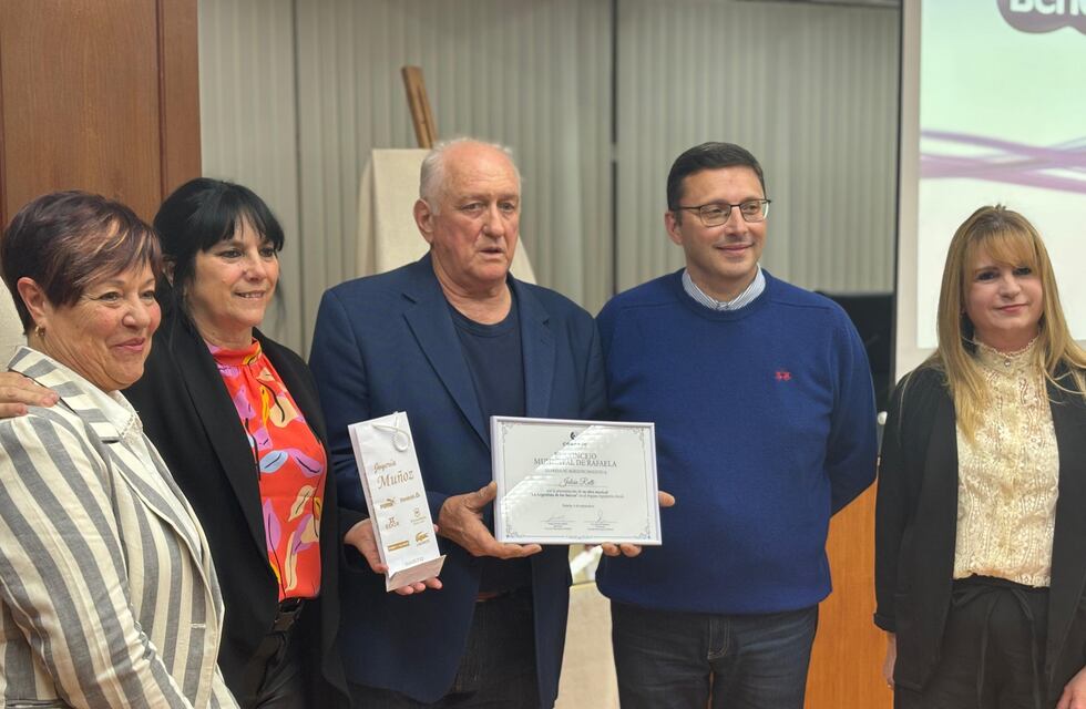 El Concejo Municipal vivió una noche musical inolvidable con la presentación de Julián Ratti