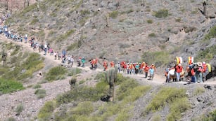 Serpenteando entre las montañas, las bandas de sikuris y los promesantes honran a la Virgen de Copacabana de Punta Corral.