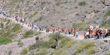 Serpenteando entre las montañas, las bandas de sikuris y los promesantes honran a la Virgen de Copacabana de Punta Corral.