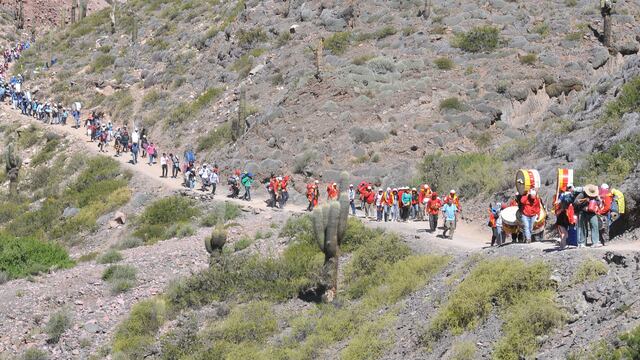 Serpenteando entre las montañas, las bandas de sikuris y los promesantes honran a la Virgen de Copacabana de Punta Corral.