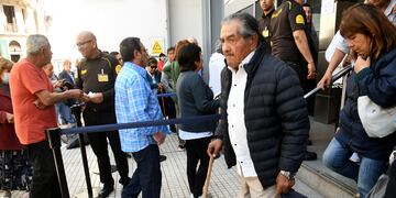 Fuerte devaluación, suba de impuestos, y  recorte a las jubilaciones en la base del plan de “Emergencia”.