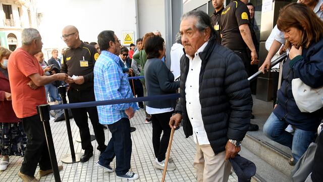 Fuerte devaluación, suba de impuestos, y  recorte a las jubilaciones en la base del plan de “Emergencia”.