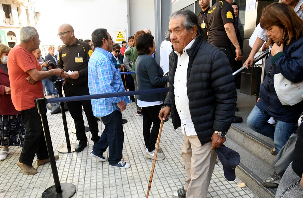 Ajustes de las jubilaciones: el Gobierno quiere esconder la inflación de enero y aleja los apoyos