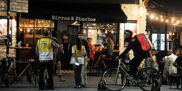 Agentes debieron intervenir para que el bar cierre. (Foto: Federico López Claro)