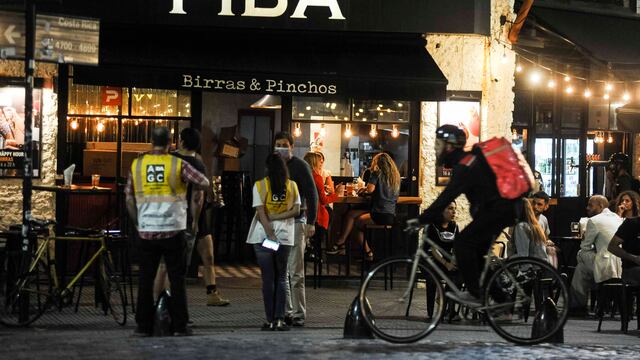 Agentes debieron intervenir para que el bar cierre. (Foto: Federico López Claro)