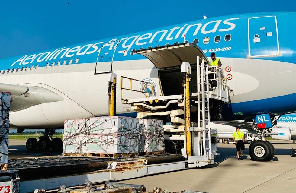 Coronavirus en Argentina: llegaron 3,5 millones de vacunas de Moderna donadas por Estados Unidos