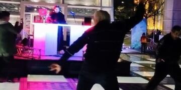 Llevó a su abuelo a la Plaza España, la rompió bailando y fue ovacionado por el público.
