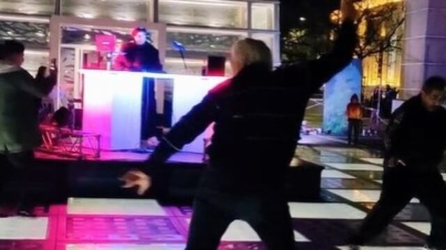 Llevó a su abuelo a la Plaza España, la rompió bailando y fue ovacionado por el público.