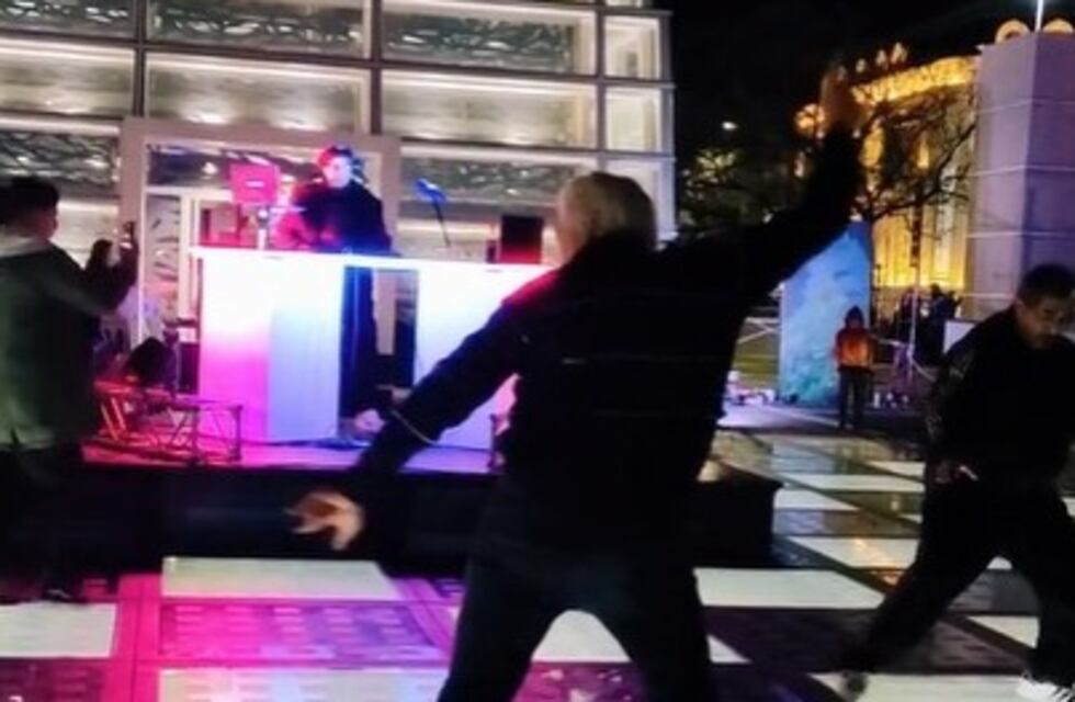 Llevó a su abuelo a la Plaza España, la rompió bailando y fue ovacionado por el público