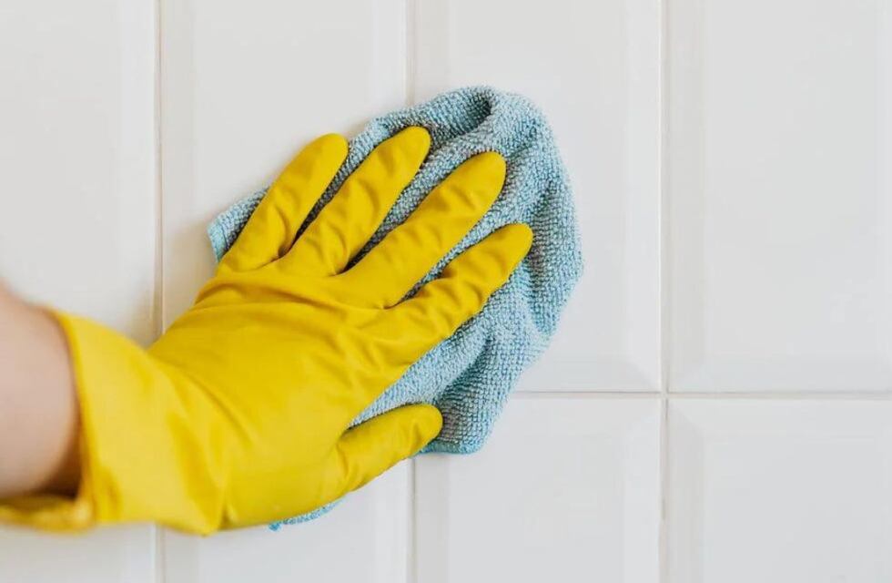 Cuál es el truco sencillo para limpiar los azulejos y que queden relucientes