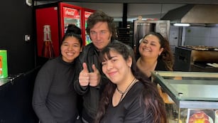 Javier Milei visitó el local de empanadas donde se refugió Fran Fijap