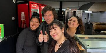 Javier Milei visitó el local de empanadas donde se refugió Fran Fijap