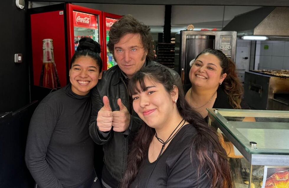 Javier Milei visitó el local de empanadas donde se refugió el youtuber Fran Fijap