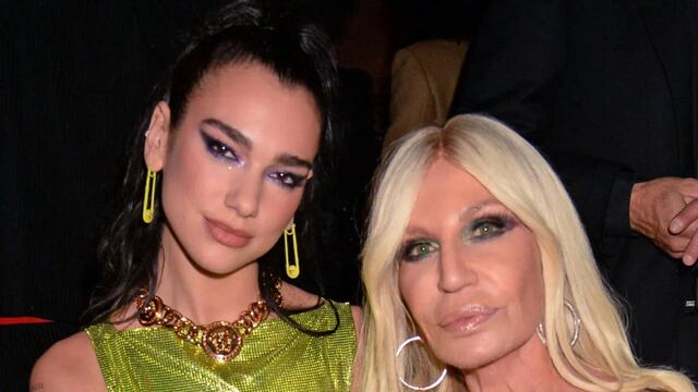 Dua Lipa deslumbró con su elegante look tras asociarse con Donatella Versace