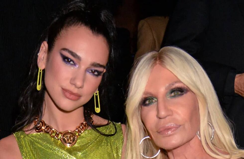 Dua Lipa deslumbró con su elegante look tras anunciar su asociación con Donatella Versace para una colección de ropa