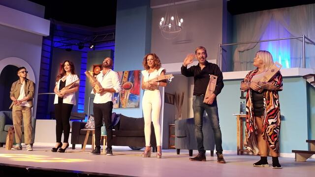 El elenco de "La Mentirita" tras su primera función este viernes en Carlos Paz. (Foto: prensa).