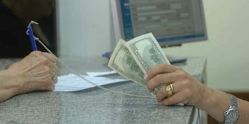 Desde Economía evalúan restringir la compra del dólar ahorro para aquellos que pidieron los subsidios a las tarifas. Foto: La Voz/Archivo.