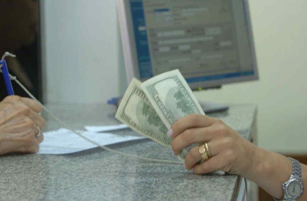 Segmentación de tarifas y dólar ahorro: el Gobierno analiza restringir la compra de esta divisa para quienes pidieron el subsidio