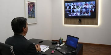 Jorge Capitanich, gobernador del Chaco, mantuvo durante la noche de ayer y la mañana de hoy reuniones junto al Comité de Seguimiento, Monitoreo y Evaluación de la Emergencia Sanitaria, el Consejo Provincial de Vacunación y el Comité de Desescalada.