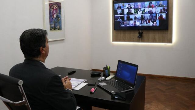 Jorge Capitanich, gobernador del Chaco, mantuvo durante la noche de ayer y la mañana de hoy reuniones junto al Comité de Seguimiento, Monitoreo y Evaluación de la Emergencia Sanitaria, el Consejo Provincial de Vacunación y el Comité de Desescalada.