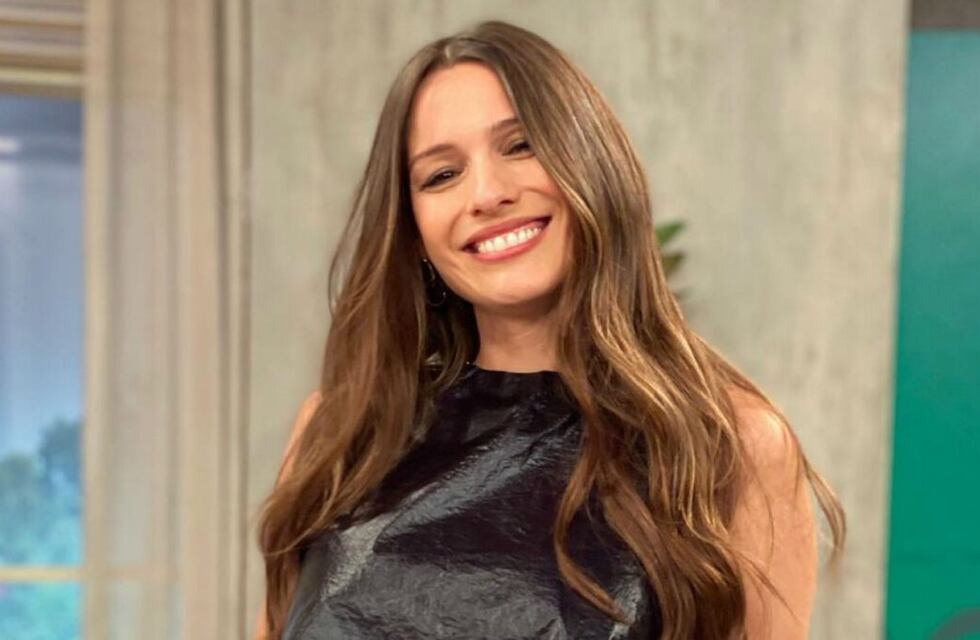 Pampita homenajeó al cine argentino en los Premios Martín Fierro 2022 con el vestido de Norma Aleandro cuando ganó el Oscar