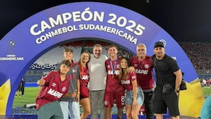 Franco Watson y el título en la Copa Sudamericana, rodeado de sus afectos (Instagram Franco Watson).
