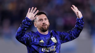 AMDEP8956. BUENOS AIRES (ARGENTINA), 07/09/2023.- Lionel Messi de Argentina saluda hoy, en un partido de las Eliminatorias Sudamericanas para la Copa Mundial de Fútbol 2026 entre Argentina y Ecuador en el estadio Más Monumental en Buenos Aires (Argentina). EFE/ Juan Ignacio Roncoroni