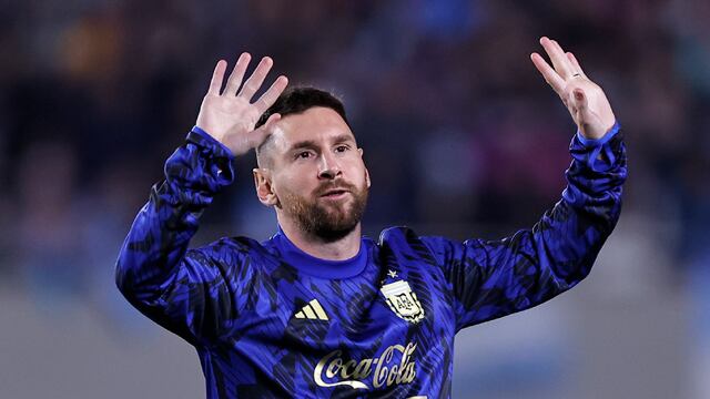 AMDEP8956. BUENOS AIRES (ARGENTINA), 07/09/2023.- Lionel Messi de Argentina saluda hoy, en un partido de las Eliminatorias Sudamericanas para la Copa Mundial de Fútbol 2026 entre Argentina y Ecuador en el estadio Más Monumental en Buenos Aires (Argentina). EFE/ Juan Ignacio Roncoroni