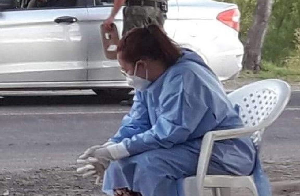 Fotografiaron a una enfermera luego de realizar 200 hisopados en 8 horas: “Sentía que me iba a desvanecer”