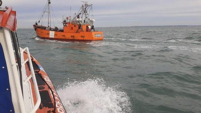 Dos guardacostas realizan un operativo a 73 millas náuticas de Quequén para dar con un marinero de 45 años.