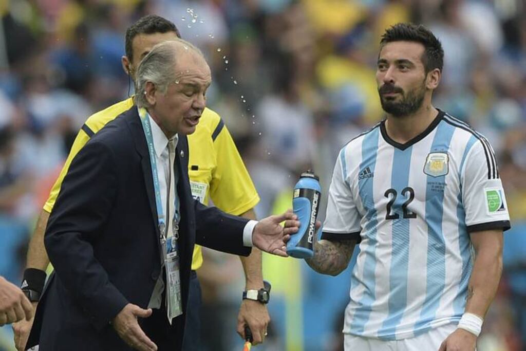 El Pocho Lavezzi le tiró agua a Alejandro Sabella durante un partido contra Nigeria.