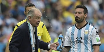 El Pocho Lavezzi le tiró agua a Alejandro Sabella durante un partido contra Nigeria.